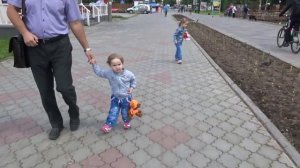 Дети гуляют в парке с игрушками/ Дети и родители children walking in the amusement Park