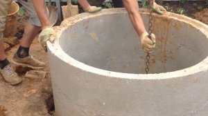 Монтаж ремонтных колец в колодец с использование манипулятора.