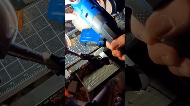 How to insert blade in Kobalt Oscillating Multi Tool