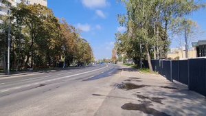 Повесил свой сюртук на спинку стула музыкант