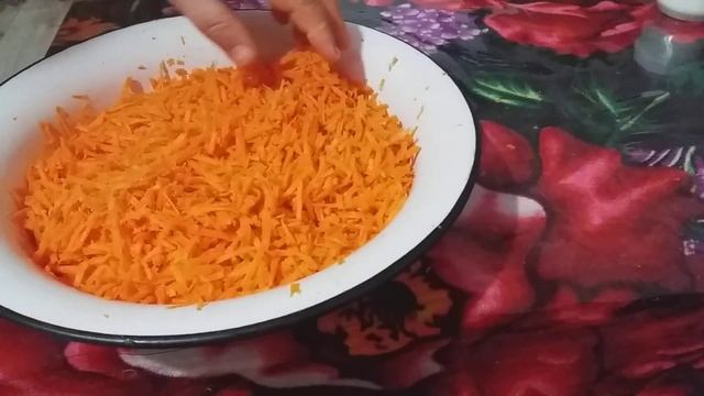 Салат из зелёных помидор с овощами.