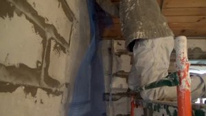 Армирование газоблока перед гипсовой штукатуркой.