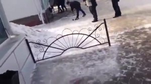 Три кавказца напали на русского в магазине