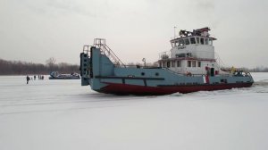 Ледокол ломает лёд в Рождественской Воложке