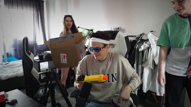 БУСТЕР СТРЕЛЯЕТ В КАТЮ - ПОПАЛ В ПУПОК смотреть онлайн