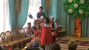 Мирослав играет короля на выпускном в детском саду