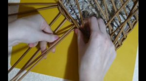 Как поднять стойки у картонного квадратного дна. Из газетных трубочек.