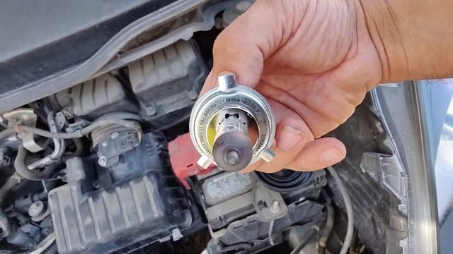 How to Change / Replace the headlight bulb on a Honda fit 2012 - 2009 to 2013 смотреть онлайн