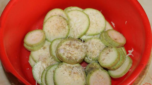 Жареные кабачки с помидорным соусом