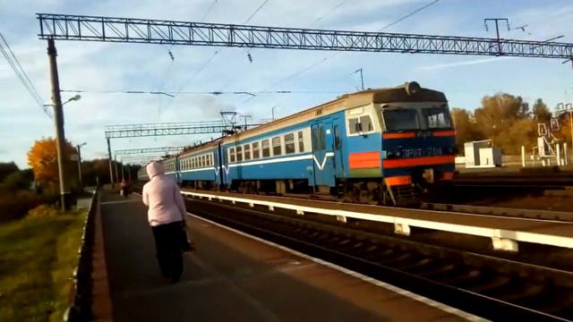 Электропоезд ЭР9Т-704 отправляется обратно в Минск смотреть онлайн