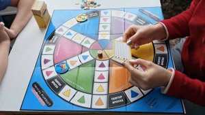 Играем в игру "TRIVIAL PURSUIT"