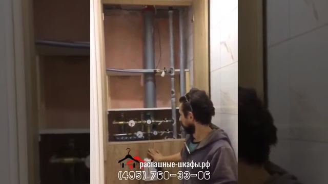 Встроенный шкаф в туалет с распашными дверями из ДСП.