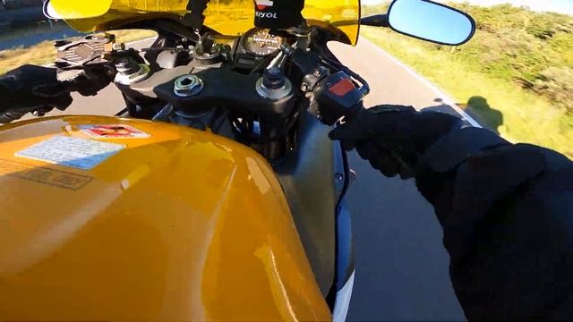 Honda CBR 929RR Fireblade SC44 on fire + little shimmy смотреть онлайн