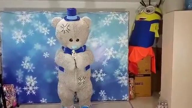 Ростовая кукла Мишка Тедди из светло серого барашкового меха в одежде смотреть онлайн