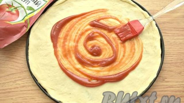 Пицца с моцареллой, колбасой и помидорами