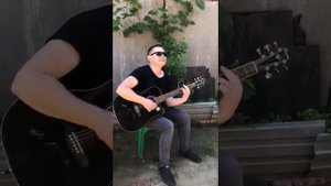 Круто играет на гитаре и поет.