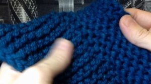 Классический кардиган спицами платочным узором