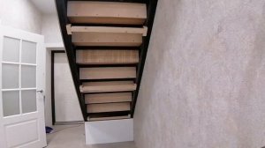 Обшивка металлокаркаса лестницы, подшивка маршей снизу.