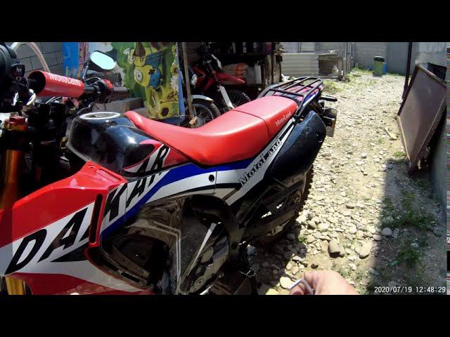 Motoland Dakar 250 ST. Раздеваю китайскую копию Хонды CRF 250 Rally. Снимаю пластик и сиденье. смотреть онлайн