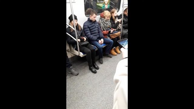 спит на людях в метро...пранк!!! смотреть онлайн