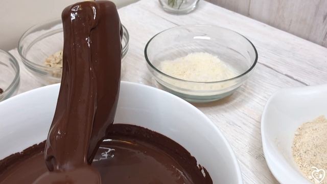 Банановое мороженое в хрустящем шоколаде со специями и орешками смотреть онлайн