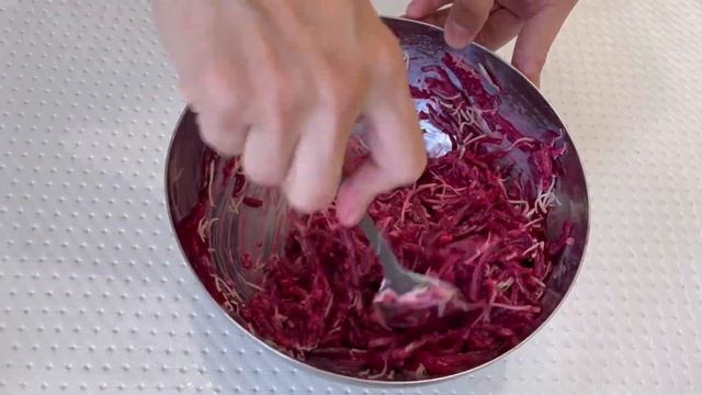 Салат из свеклы с сыром. Простой рецепт. Быстро, вкусно и полезно. Витаминный салат свекла с сыром.