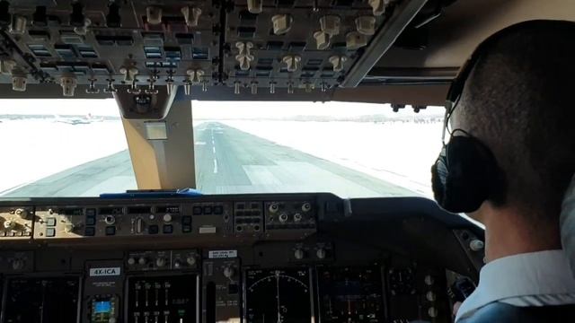 Видео вид из кабины пилотов самолета во время захода на посадку в России Новосибирск