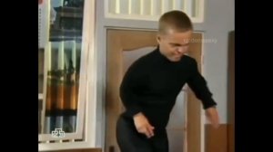 Милый карлик ловко спасается от опасной овчарки под нейро-данжен-синт