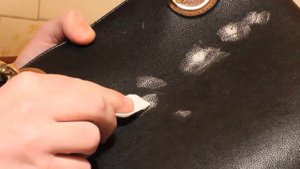 Ремонт сумки шпаклевкой и краской для кожи Кolorstar