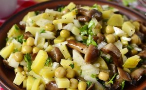 Постный и вкусный картофельный салат с маринованными грибами, огурцами, консервированным горошком.