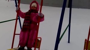 Как качаться на качелях стоя, если мама запрещает.