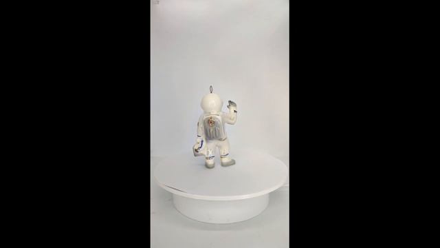 Елочная игрушка "Космонавт с чемоданом" смотреть онлайн