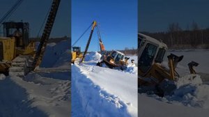 трубоукладчик тащит бульдозер из болота