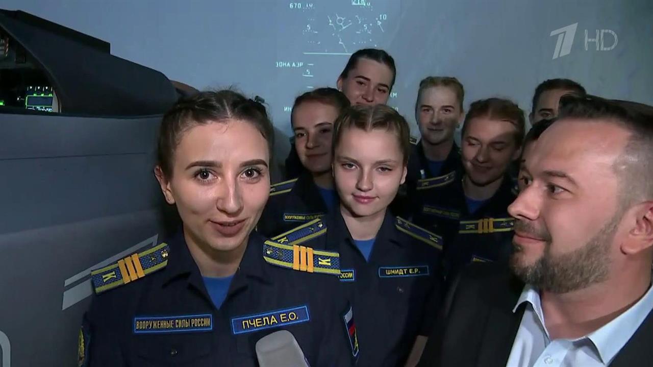 С президентом пообщались девушки-курсанты Краснодарского высшего военного авиационного училища