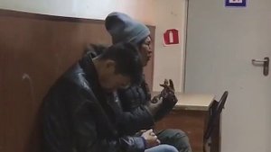 Пьяный мужик поёт в полиции