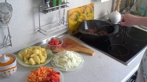 тушеная картошка с мясом в чугунном казане