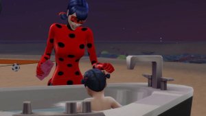 Чудесная беременная Леди Баг рожает в ванне (с помощью Кота Нуара)