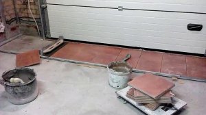 Плитка в гараже с разуклонкой