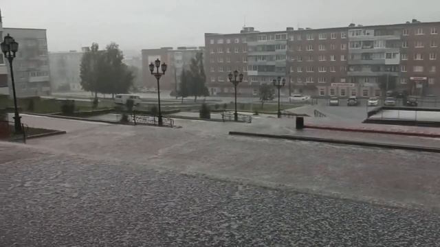 В Челябинской области крупный град побил растения в огородах и автомобили смотреть онлайн