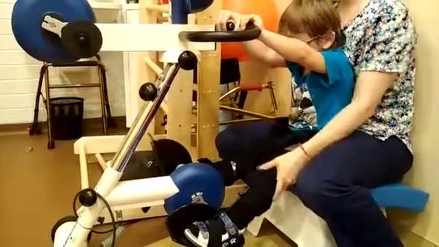 Андрюхин Никита занимается на специальном велотренажере Мотомед смотреть онлайн