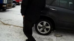 Джип вытаскивает фуру.