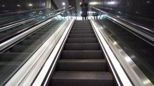 Poland, Warsaw, metro ride from Świętokrzyska to Nowy Świat-Uniwersyte, 5X escalatort