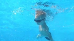 Ныряем, плаваем в бассейне с телефоном.