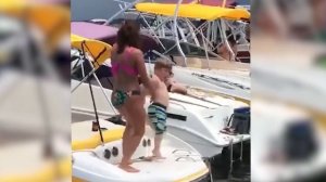 Смешные видео приколы 2021 - ребёнок танцует на яхте