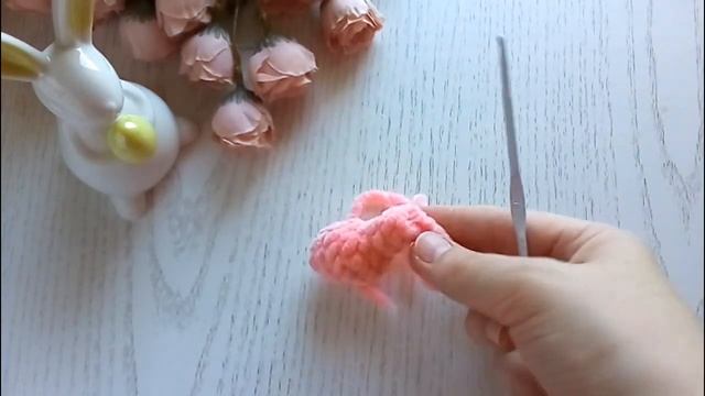 Зайка крючком из плюшевой пряжи. Пасхальный зайчик с яичком. смотреть онлайн