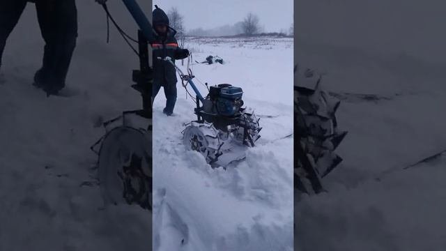 Как я чищу снег мотоблоком Нева с самодельным отвалом (мотоблокнева)