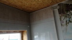 Обшивка стен панелями из пластика в гостиной.