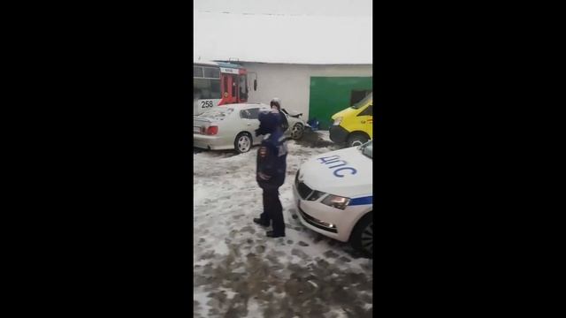 Троллейбус в здании - последствия мартовского снегопада в Чите смотреть онлайн