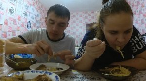 КУШАЕМ СПАГЕТТИ С РЫБОЙ (АНГЕЛИНОЧКА ПРИГОТОВИЛА УЖИН)