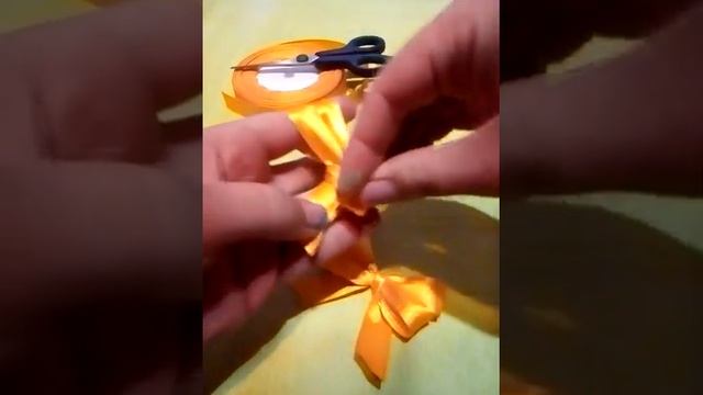 Двойной бант из атласной ленты на пальцах